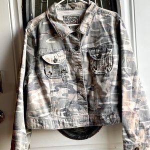 Camouflage Jean Jacket. Star Jeans. 3x. New without tags. Material has stretch.